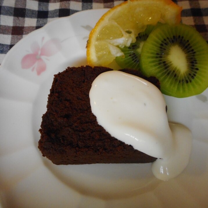 カカオマスとはちみつの粉なしチョコケーキ